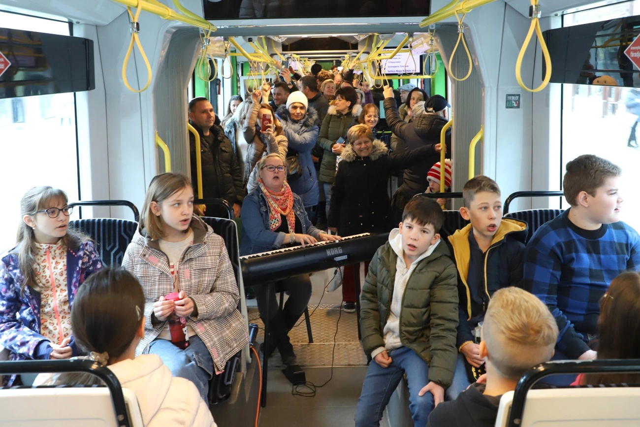 Gyermekkórus előadása a villamoson 