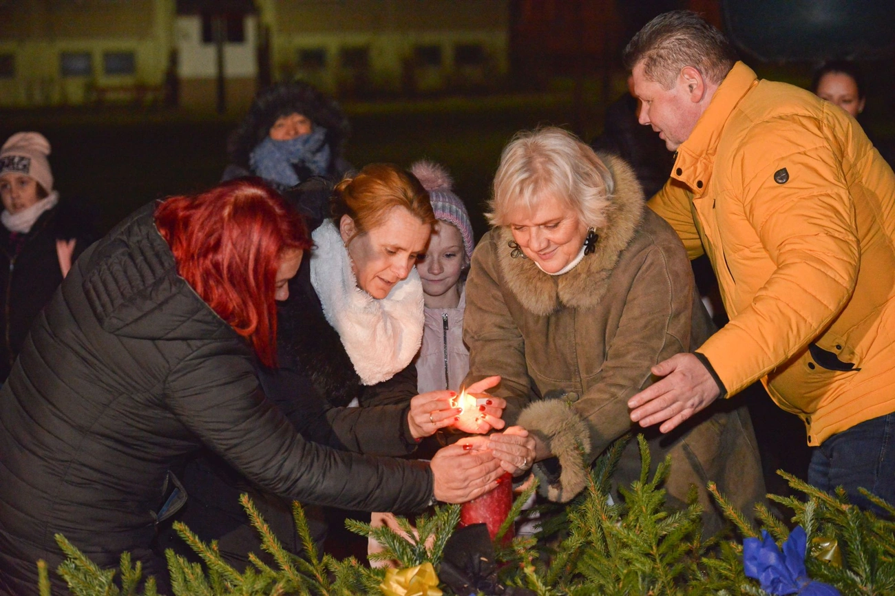 Adventi gyertyagyújtás a Szabó Lőrinc Általános Iskola előtt 