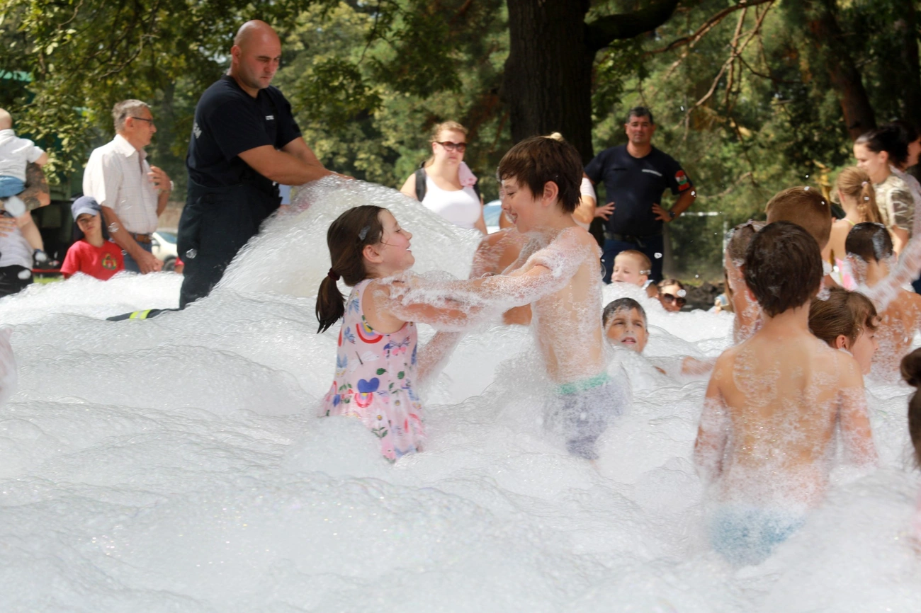 Tűzoltóautó bemutató és habparty a Csanyikban 