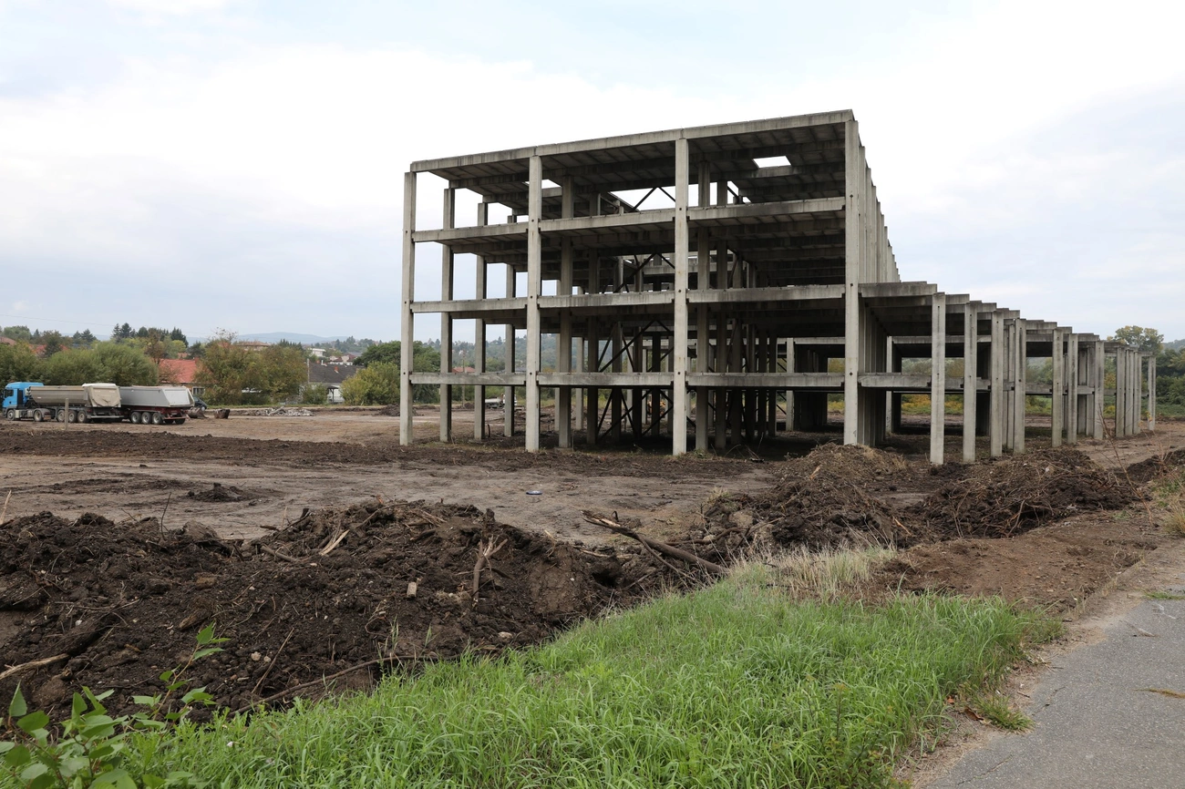 Megnéztük, mi történik a hejőcsabai betonváznál 