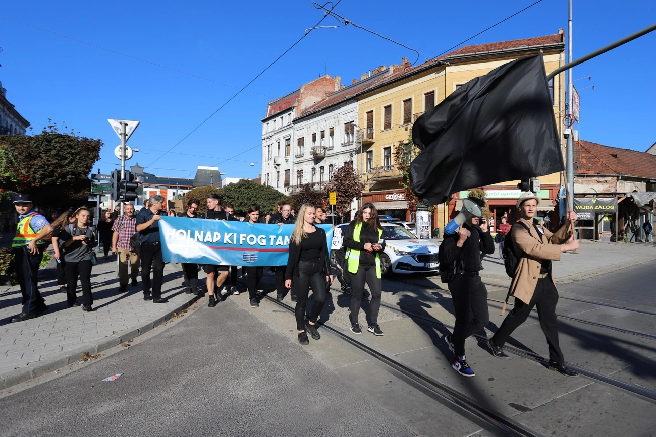 Élőlánc és felvonulás a tanárokért 