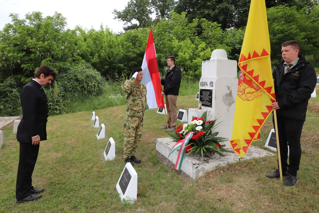 Koszorúzás és megemlékezés a Hősök Napján 