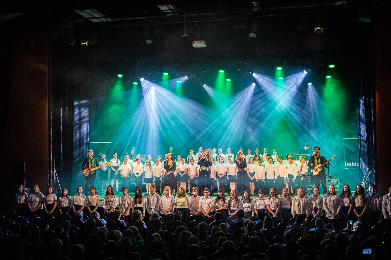 Jótékonysági koncertet adott a HoldEső 