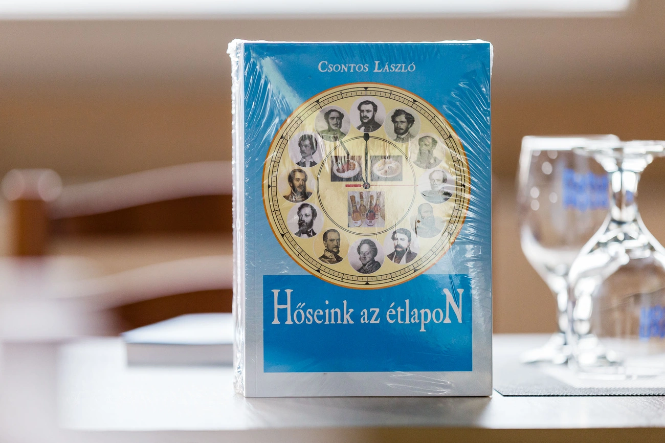 Rendhagyó könyvbemutatót tartottak a Véndiófa étteremben 