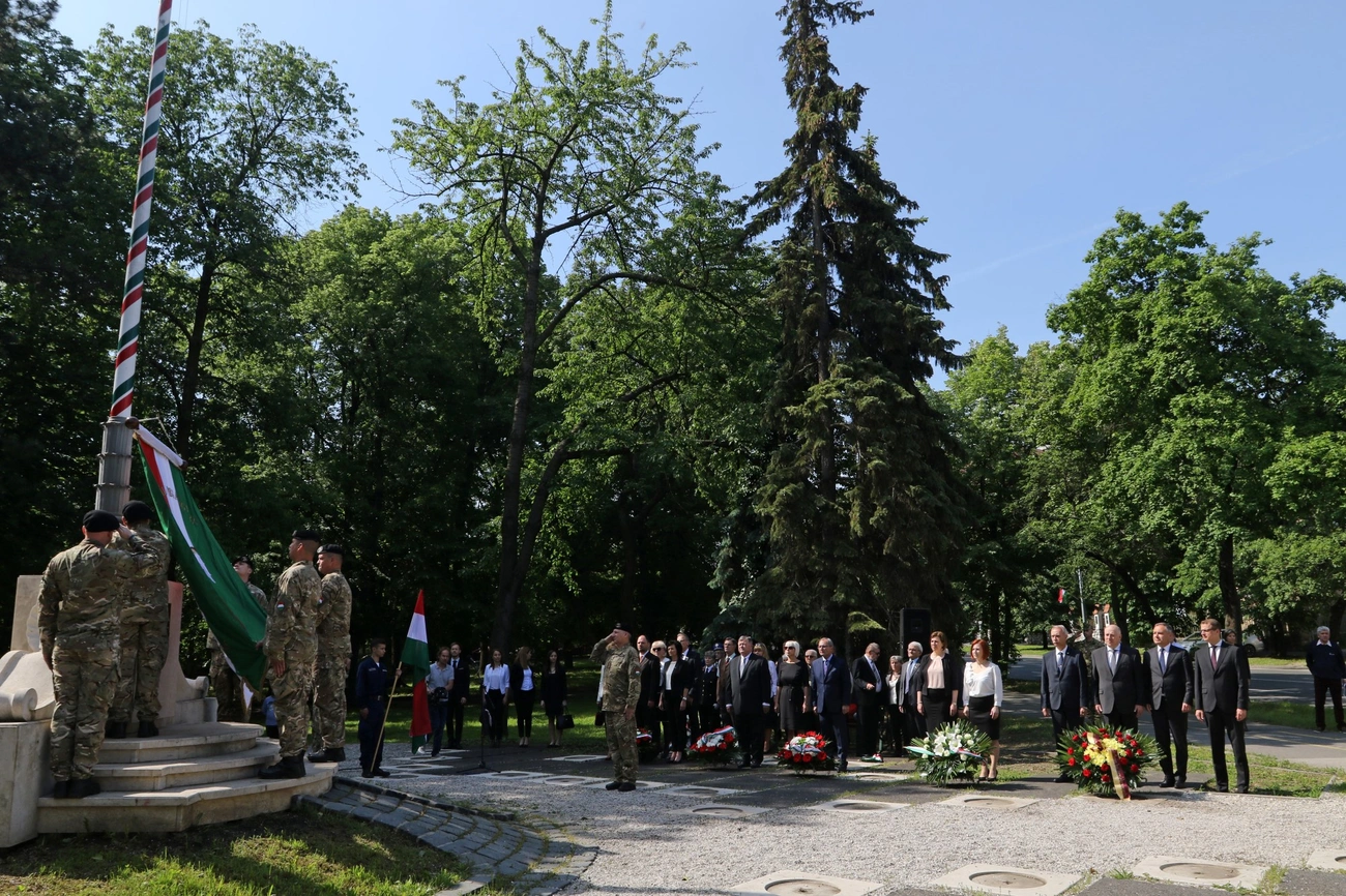 Megemlékezés a Népkerti Országzászlónál