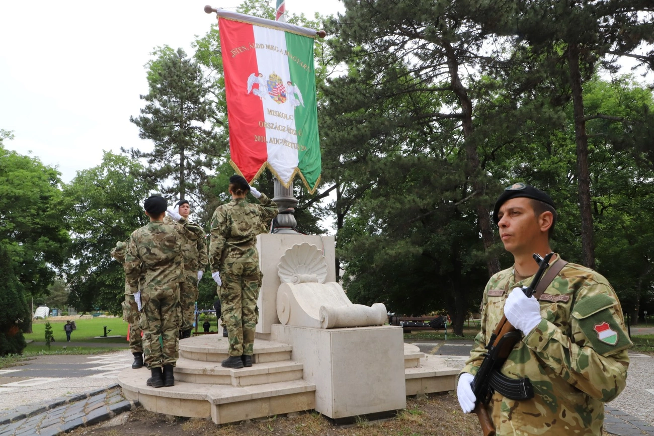 Országzászló felvonása a Hősök Napján 
