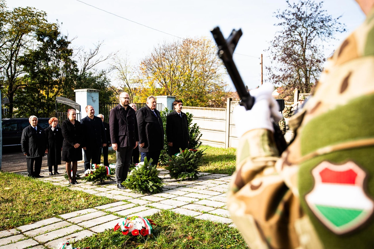 Nemzeti gyásznap- Megemlékezés az Oláh Miklós emléktáblánál és a  Hősök temetőjében  