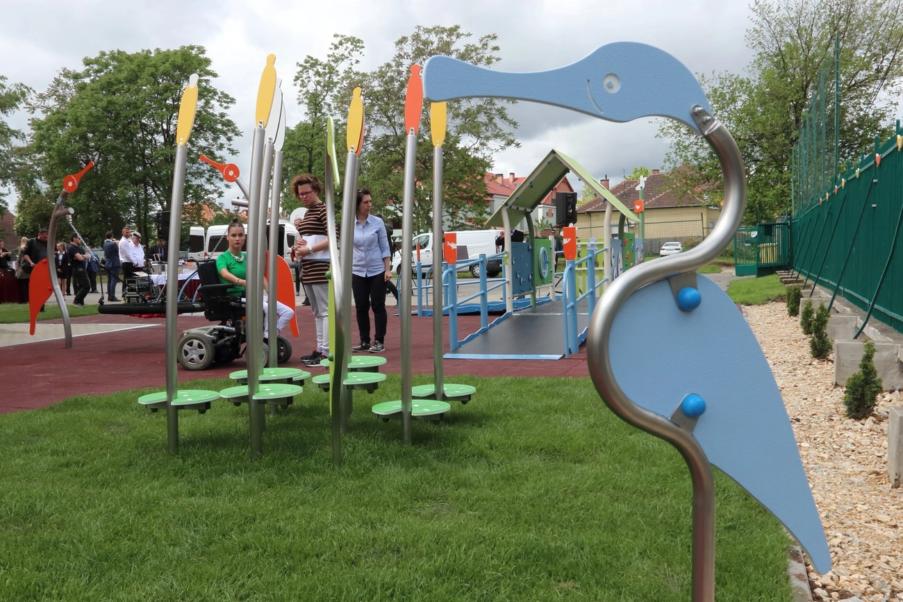 Játszótér átadása fogyatékkal élőknek 
