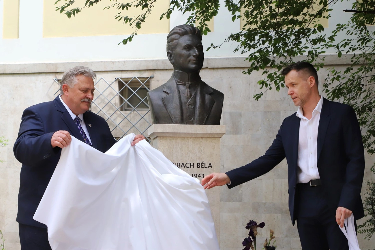 Jenbach Béla szobor avatása a színházi szoborsétányon 