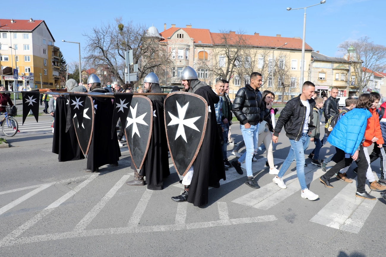 Rendőrségi flashmob a Johannita Lovagrend közreműködésével 