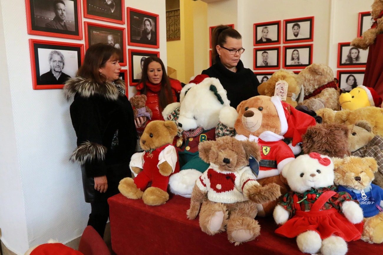 Jótékonysági mackóvásár a Miskolci Nemzeti Színházban 