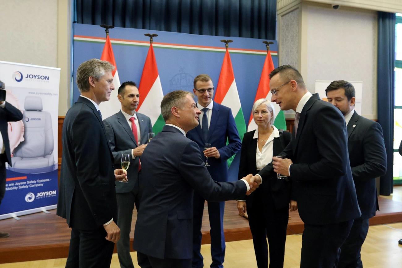 Szíjjártó Péter 16 milliárdos fejlesztést jelentett be , növeli a kapacitását a Joyson