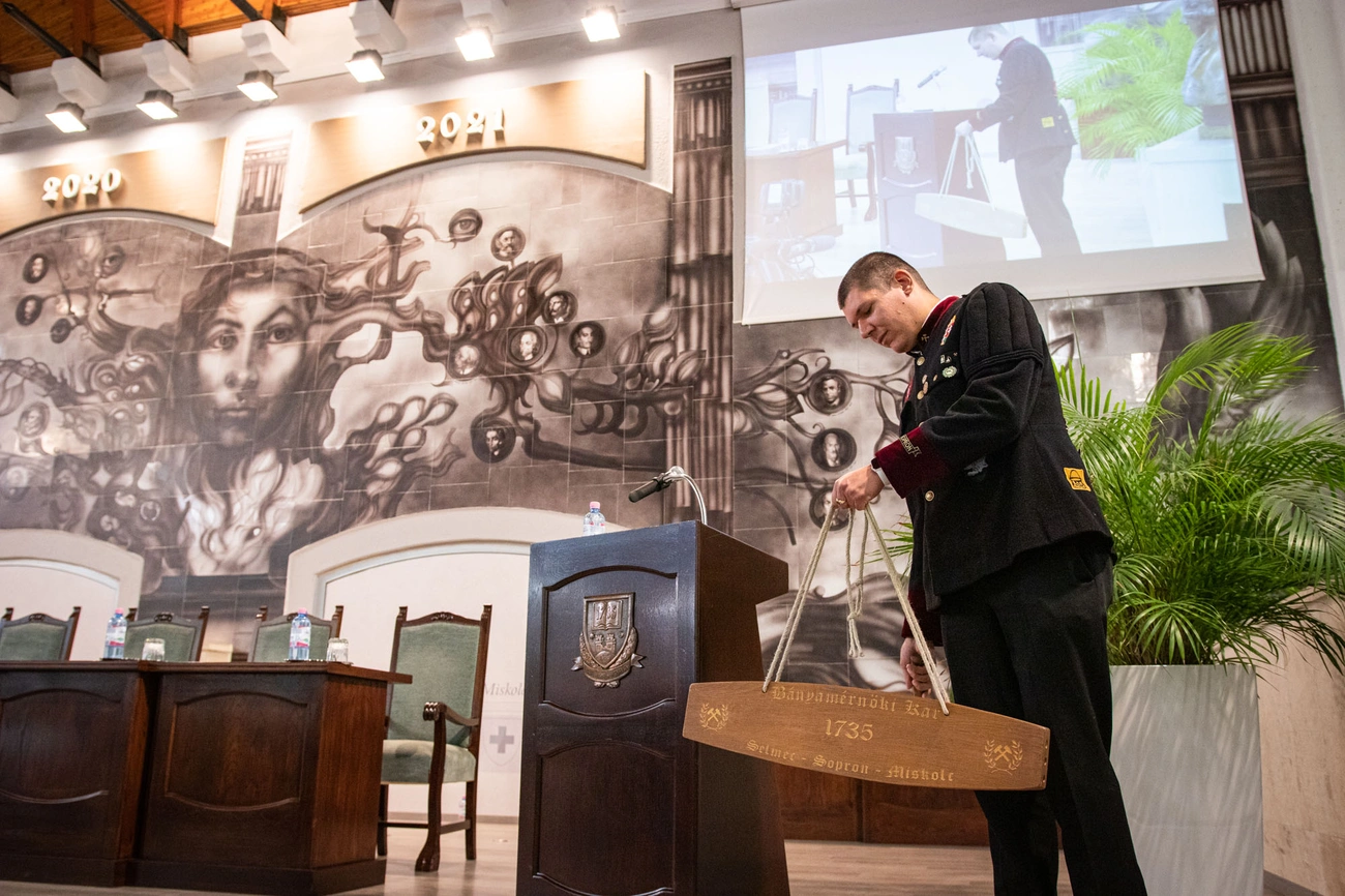 Jubileumi oklevelek átadása a Miskolci Egyetemen