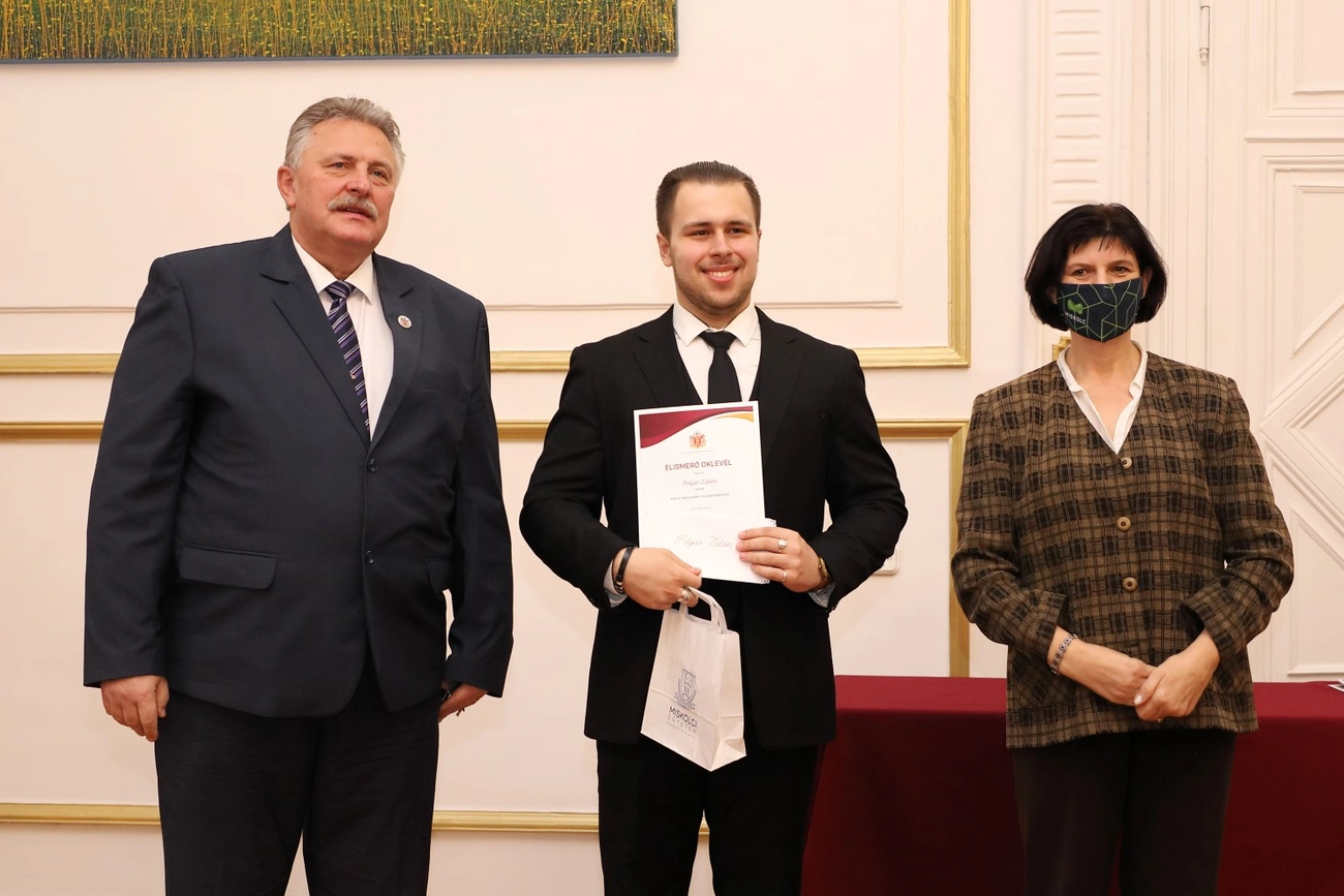 Kiváló tanulókat díjaztak a városházán