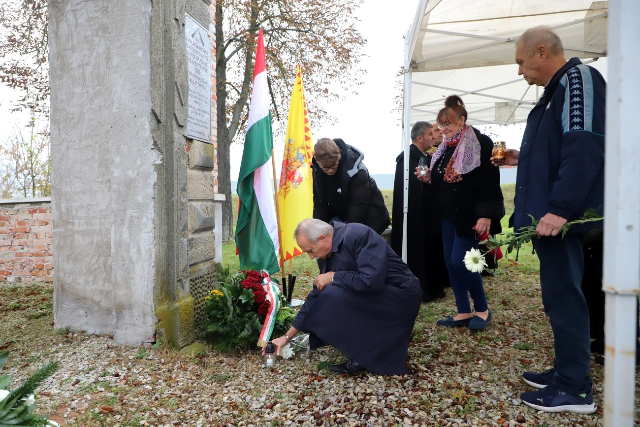 Halottak napi megemlékezés a Koleratemetőben 