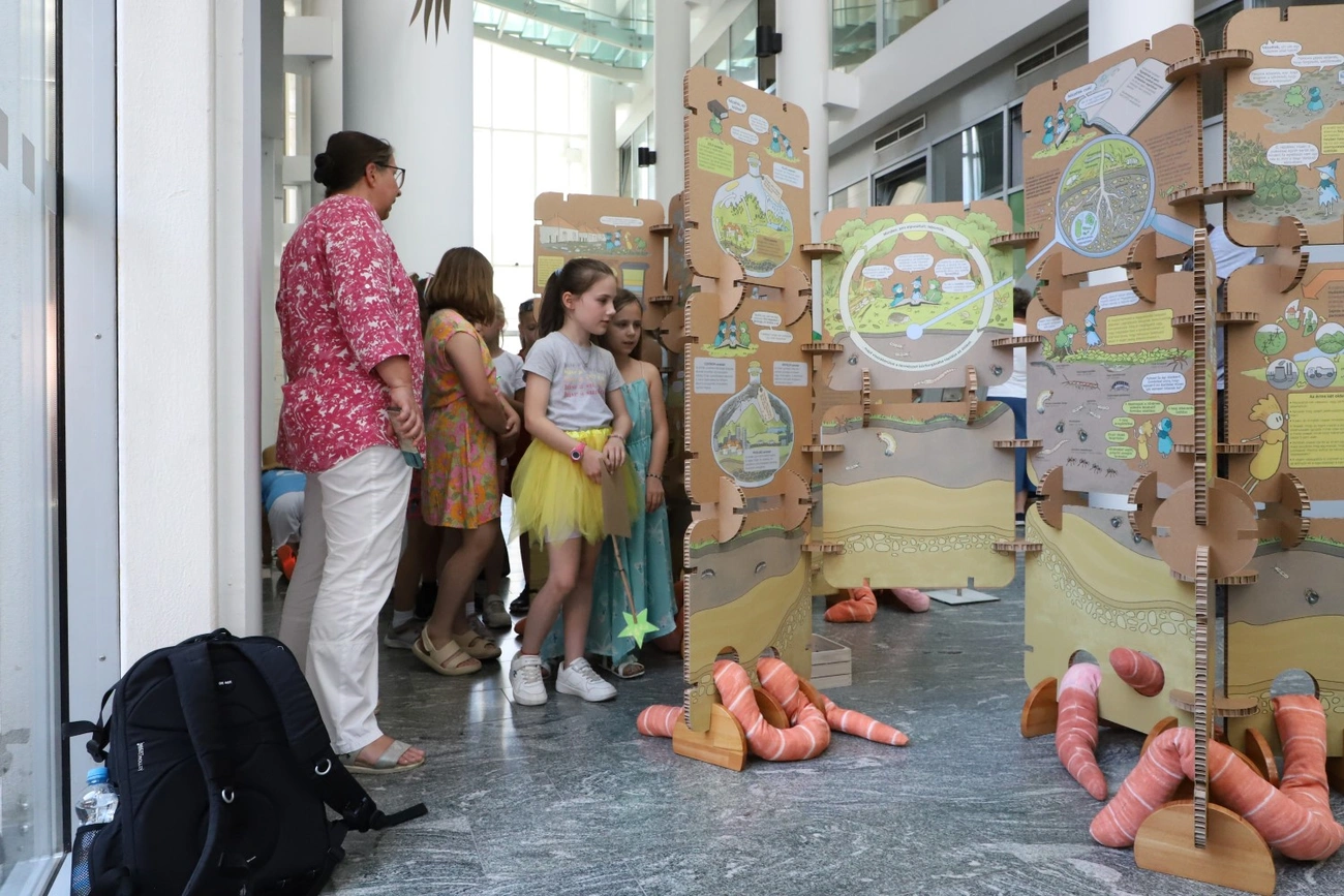 Komposzt Környezetbarát mobil kiállítás a városháza aulájában