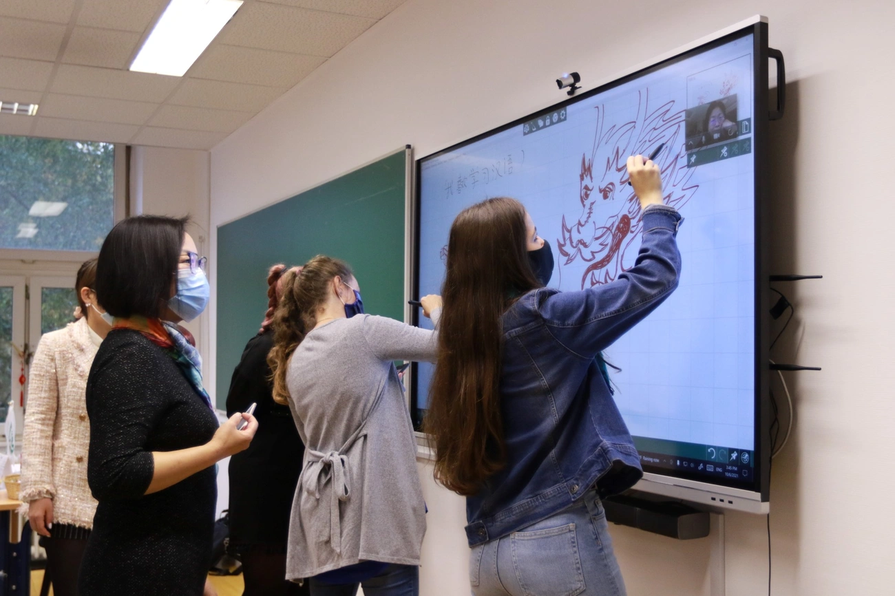 A Konfuciusz Intézet digitális osztálytermének ünnepélyes átadása