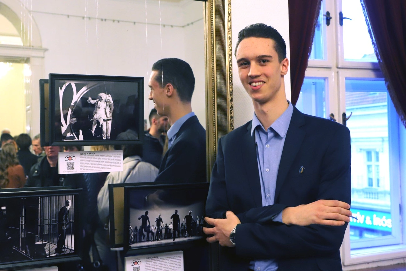 Kónya Máté fotókiállítása a Nagyszinház emeleti társalgójában 