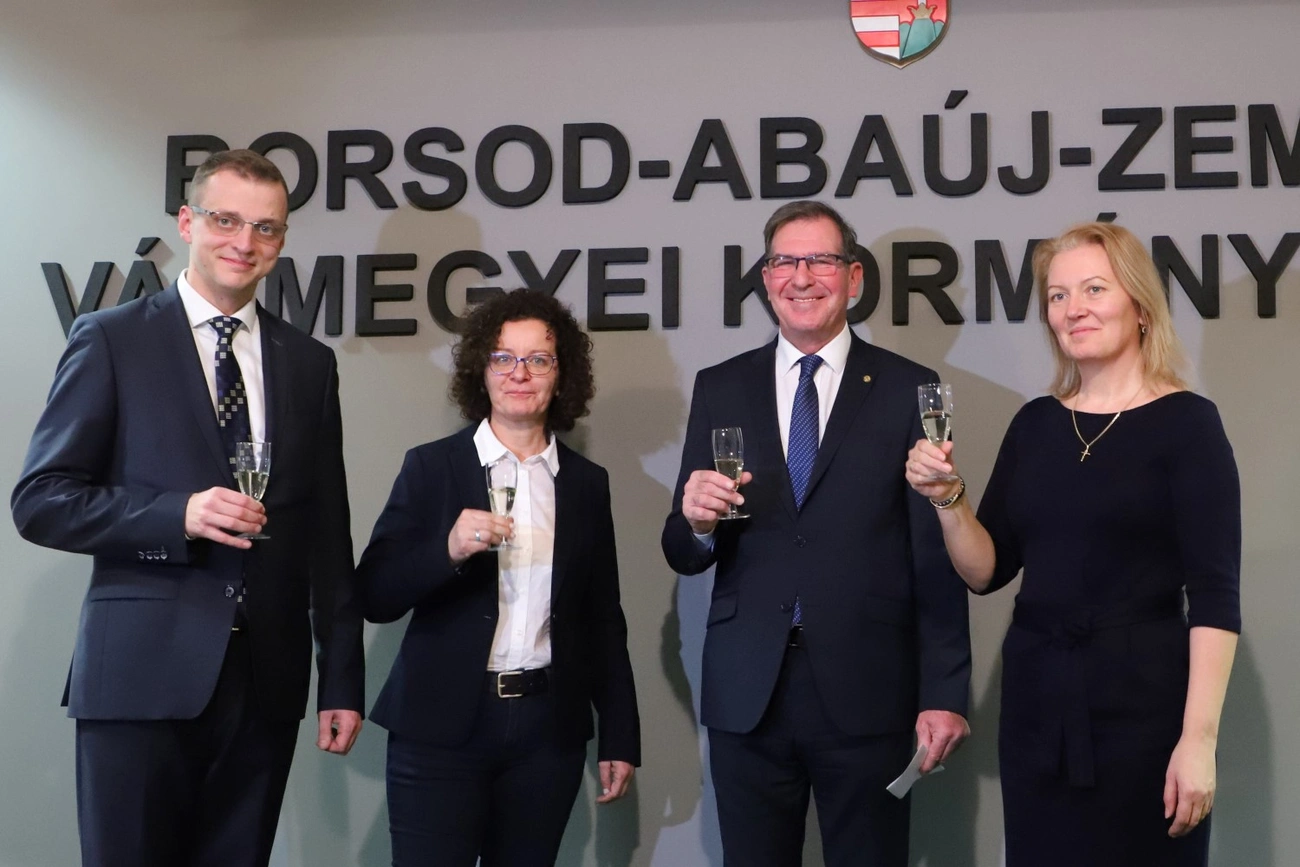 Újévi koccintás a kormnányhivatalban 