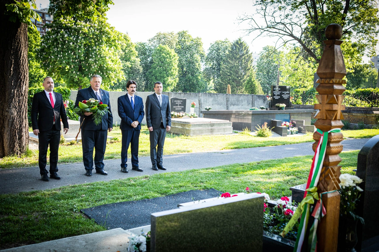  Koszorúzás Miskolc város elhunyt polgármestereinek sírjainál 