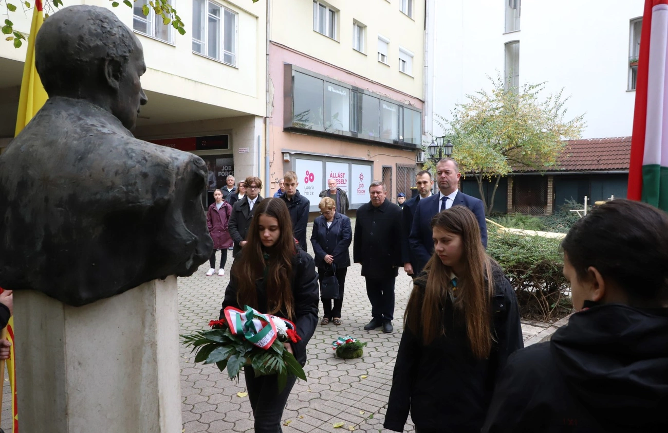 1956 - a városi emlékhelyeken koszorúztak 