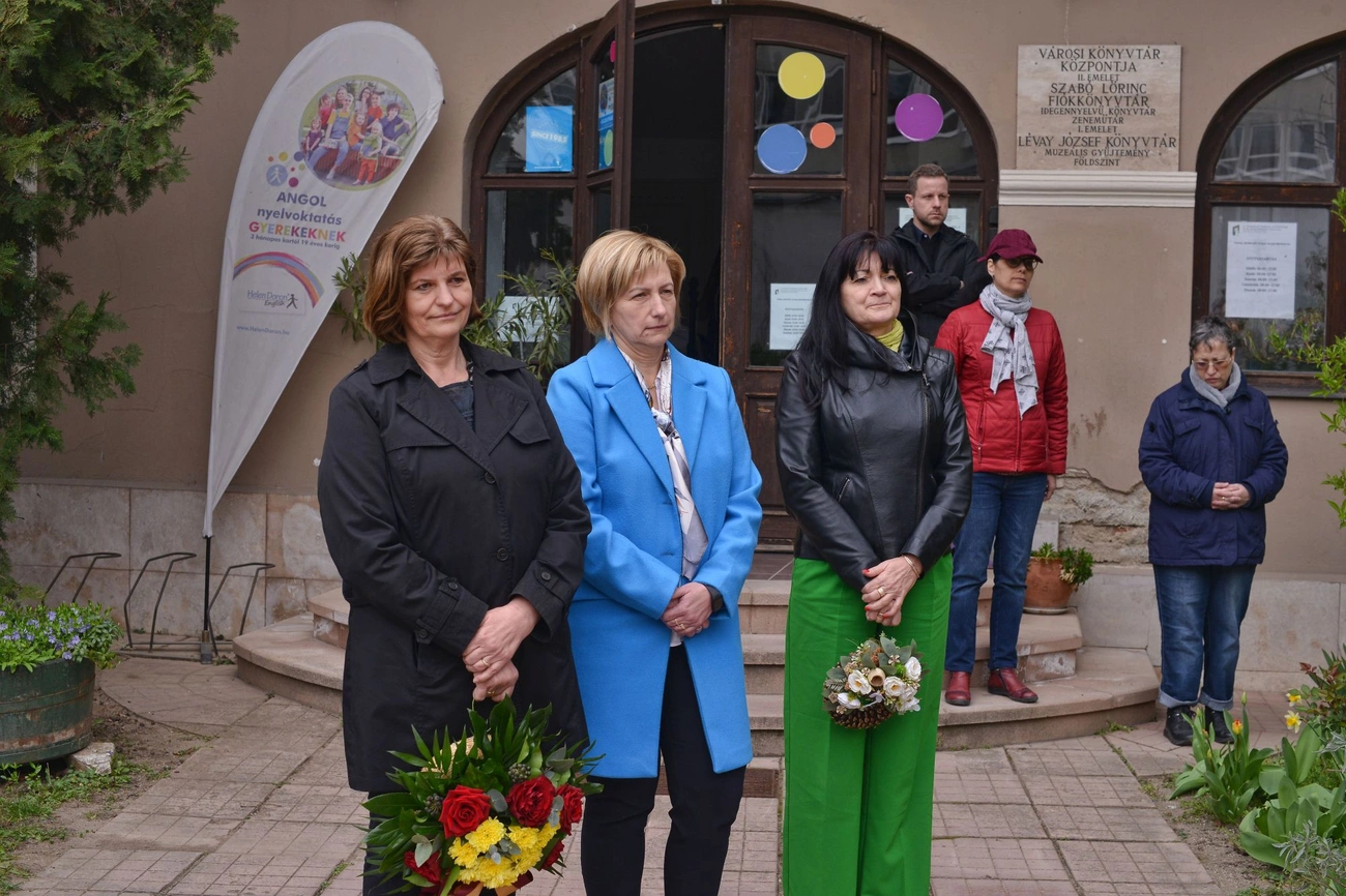 Koszorúzás Szabó Lőrinc szobránál 