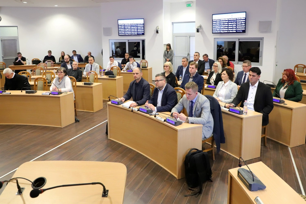 Rendkívüli közgyűlés a városházán 