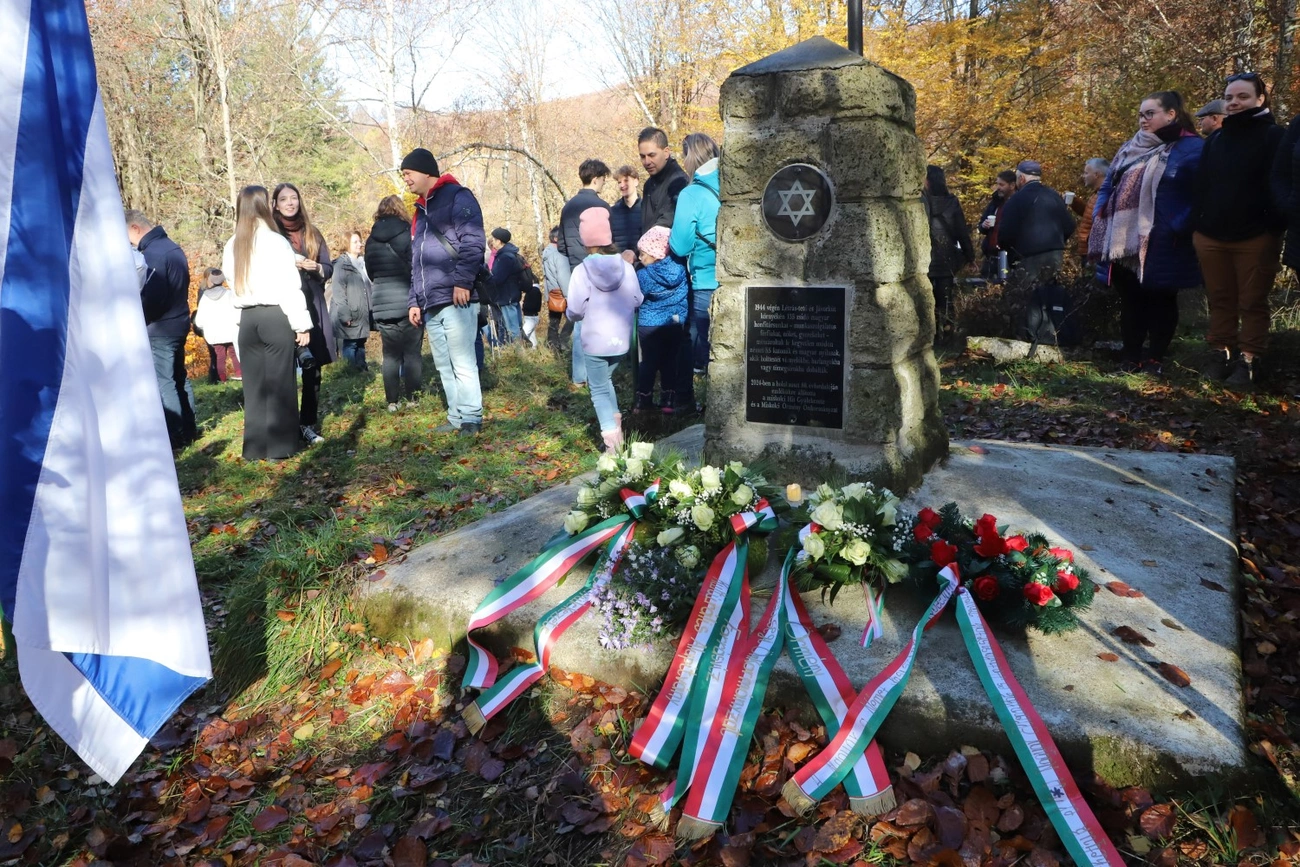 Emlékmű avatása Létrástetőn