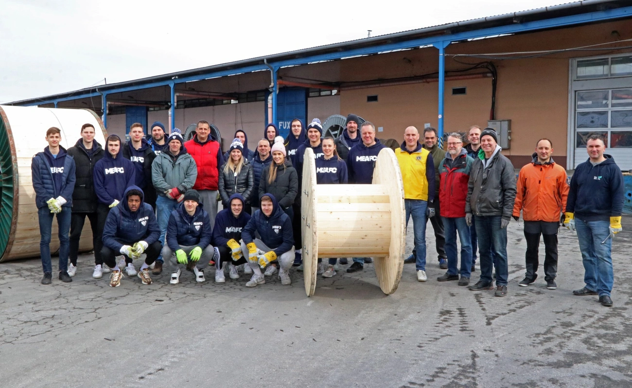 A MEAFC sportolói és a Lions klubtagjai kábeldobokat szereltek a FUX Zrt.-nél 