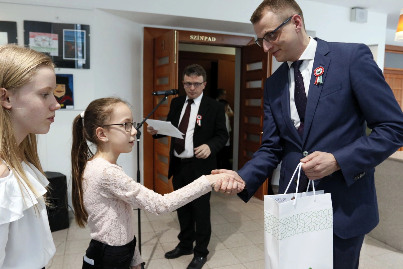 magyar vagyok rajzkiallitas