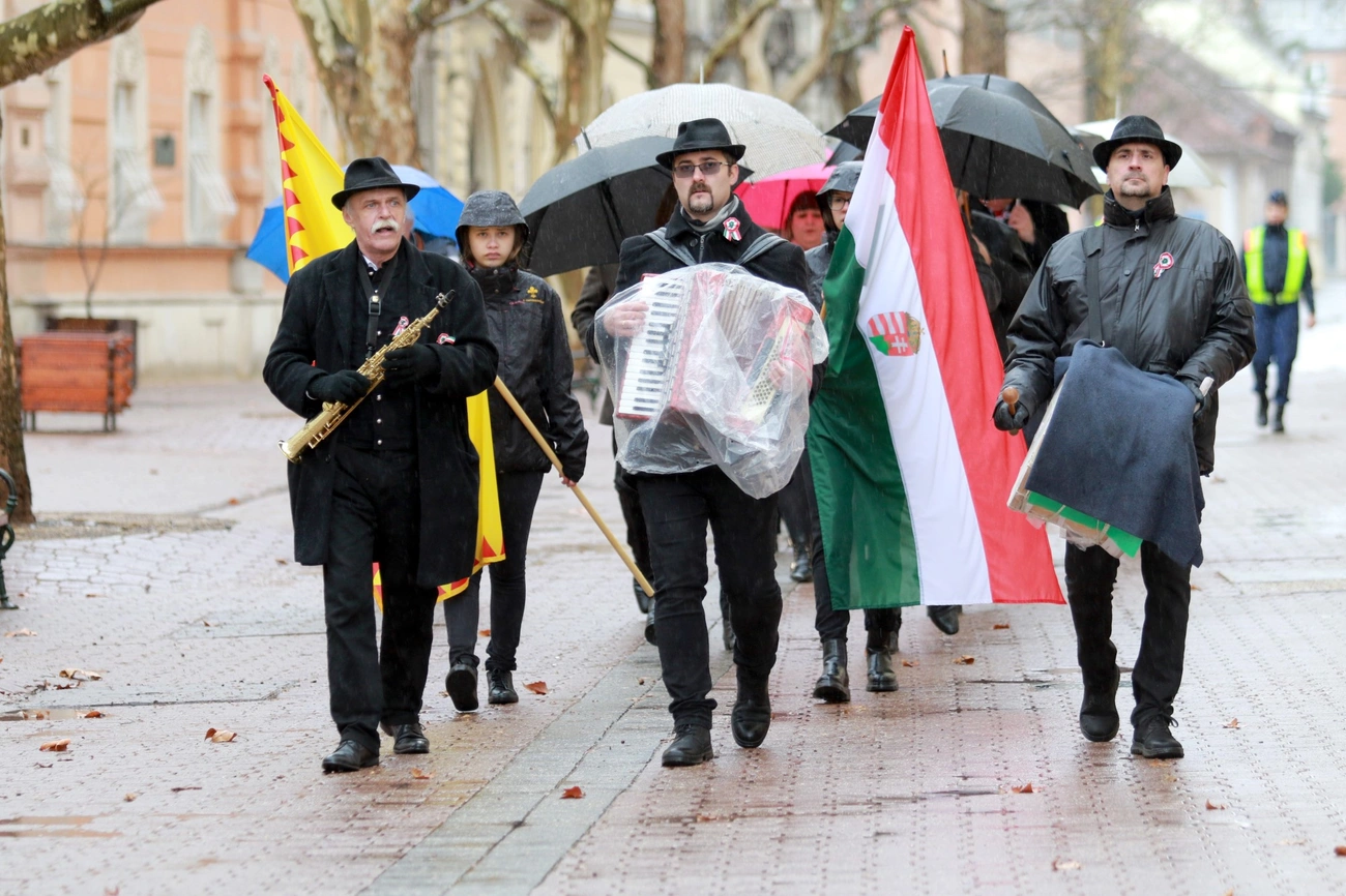 Március 15. - koszorúzás a belvárosi emlékhelyeken 