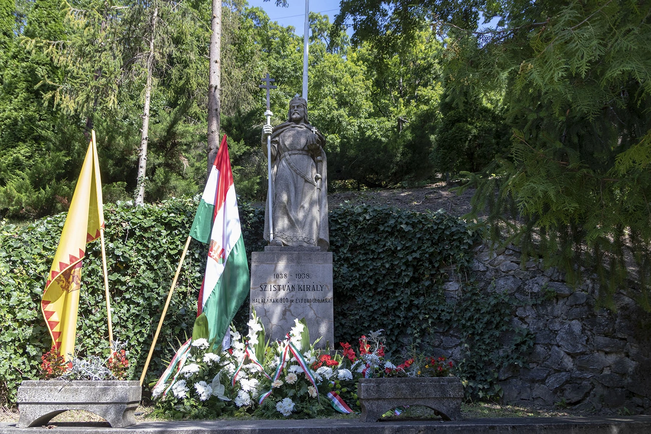 Megemlékezés a felsőhámori Szent István szobornál 