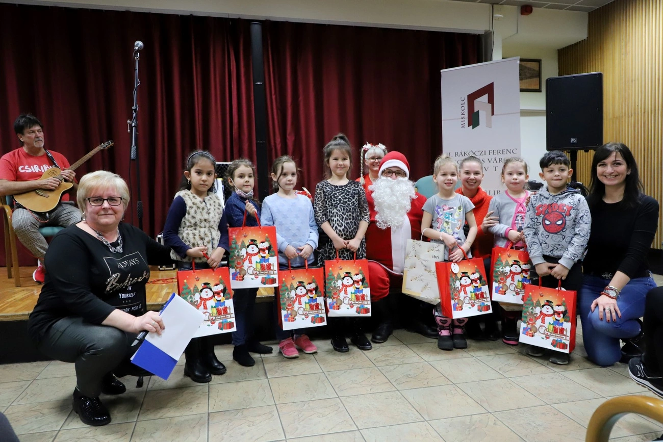 Mikulás rajzpályázat díjátadó a megyei könyvtárban