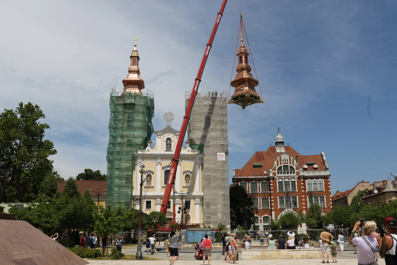 Daru emeli a Minorita templom tornyaira az elkészült csúcsokat