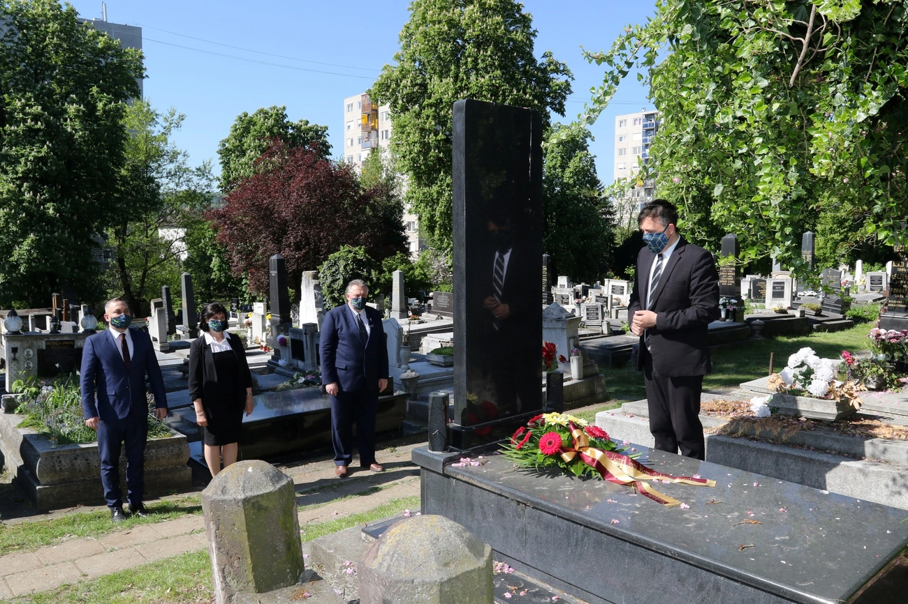 Koszorúzás és zászlófelvonás a Város Napján  