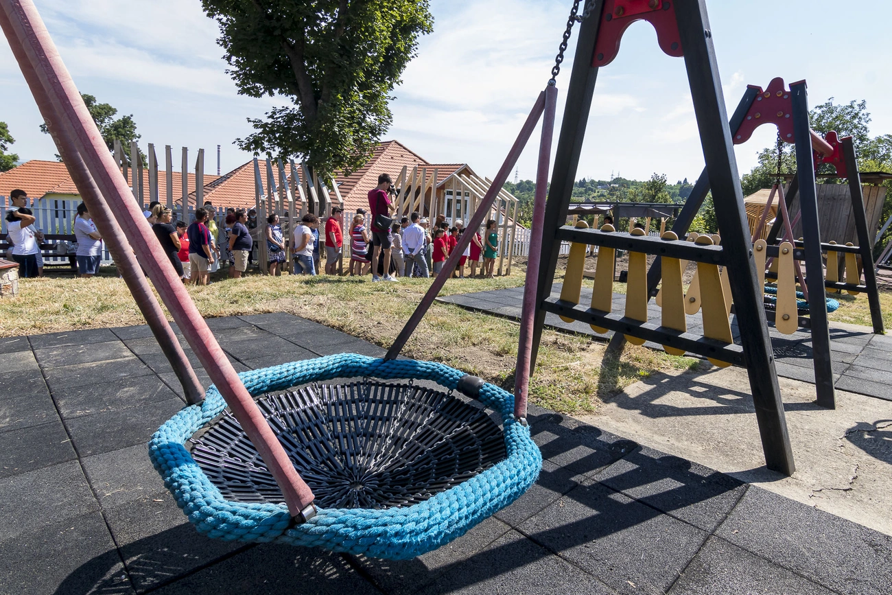Miskolci Autista Alapítvány - Játszópark és támfal avatás 