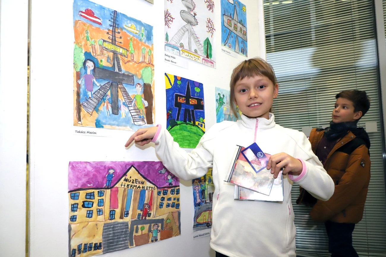 Miskolci Mesék rajzpályázat kiállítása a városházán 