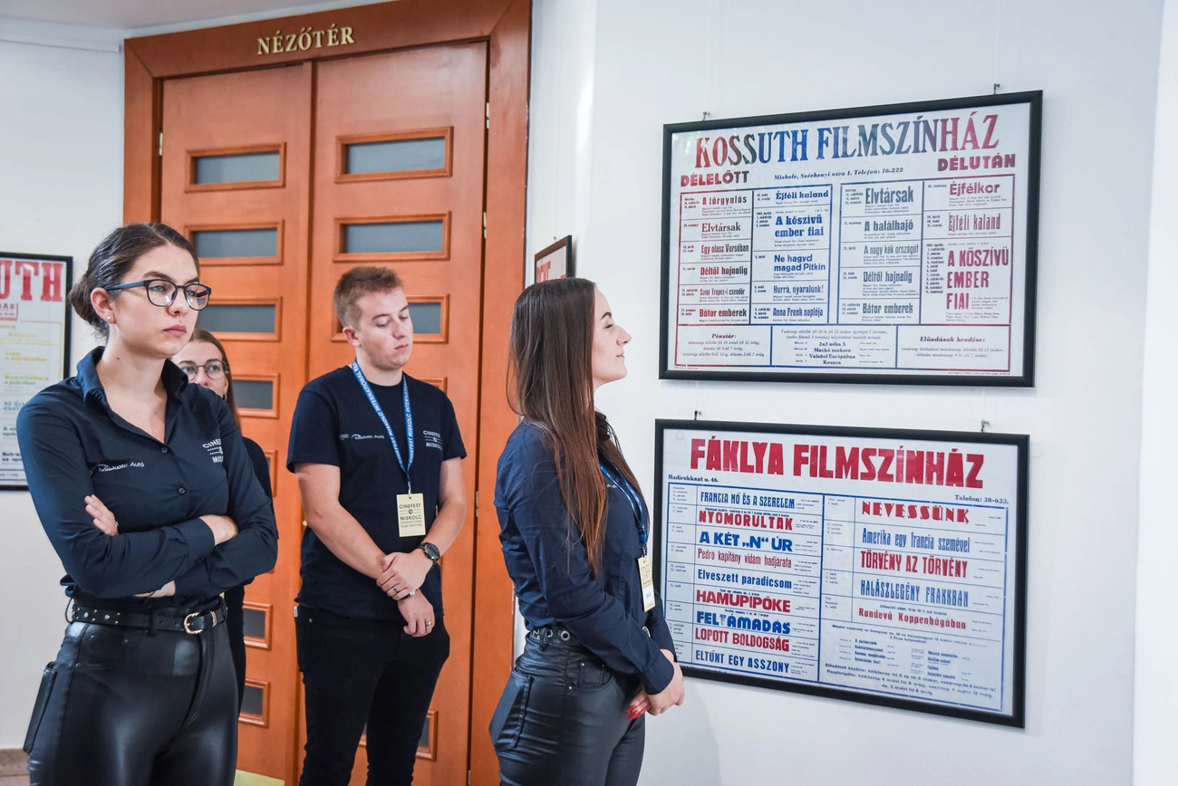 Miskolci Mozitörténelem Plakátokon kiállításmegnyitó a Művészetek Házban  