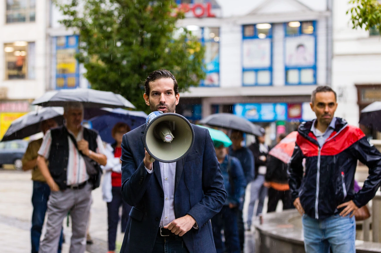 Tüntetést szervezett a Momentum az alsózsolcai akksigyár ügyében 