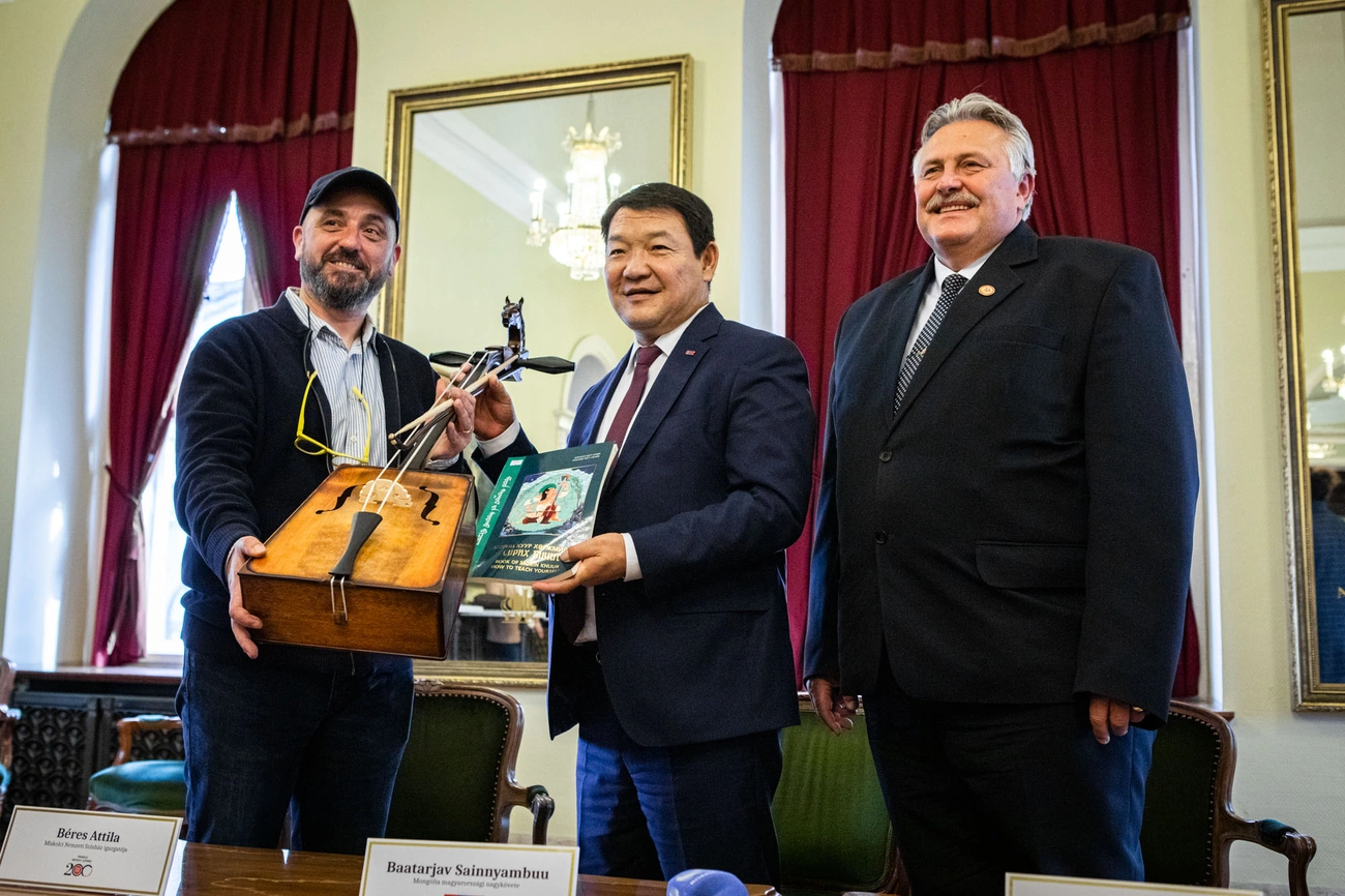 A mongol nagykövet hangszer ajándéka 