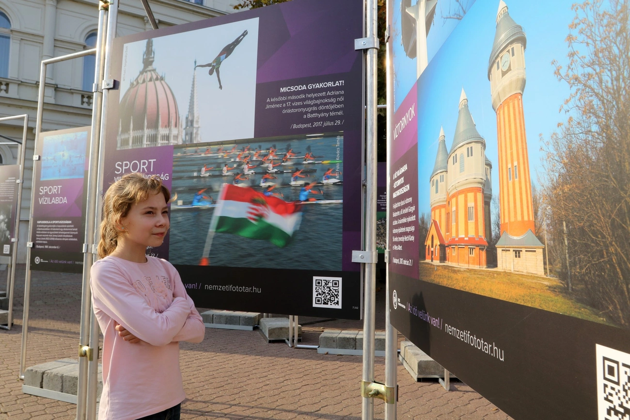 A Nemzeti Fotótár kiállítása a Városház téri sétányon 