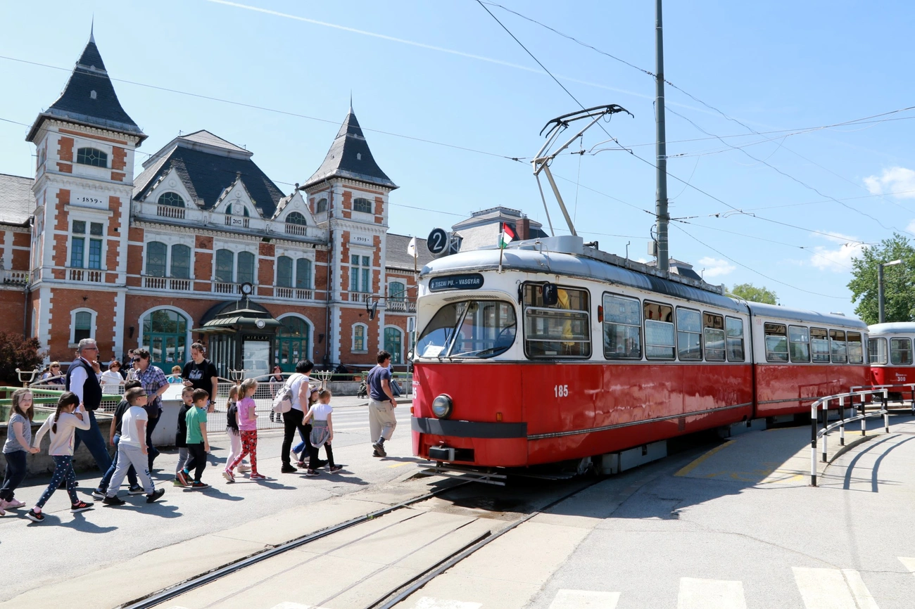 Bemutatta nosztalgiajárműveit az MVK 