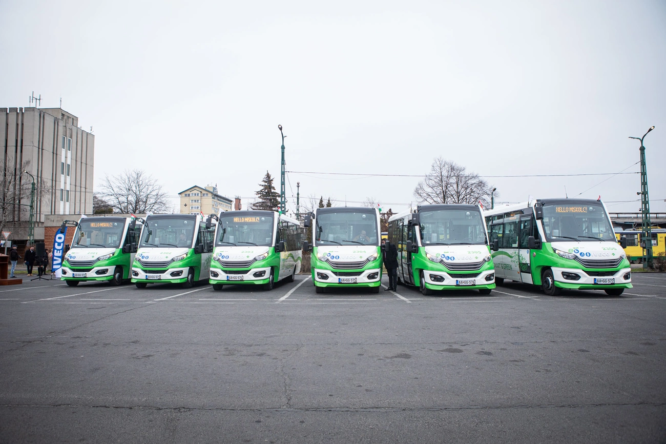 Átadták az MVK új Midibuszait