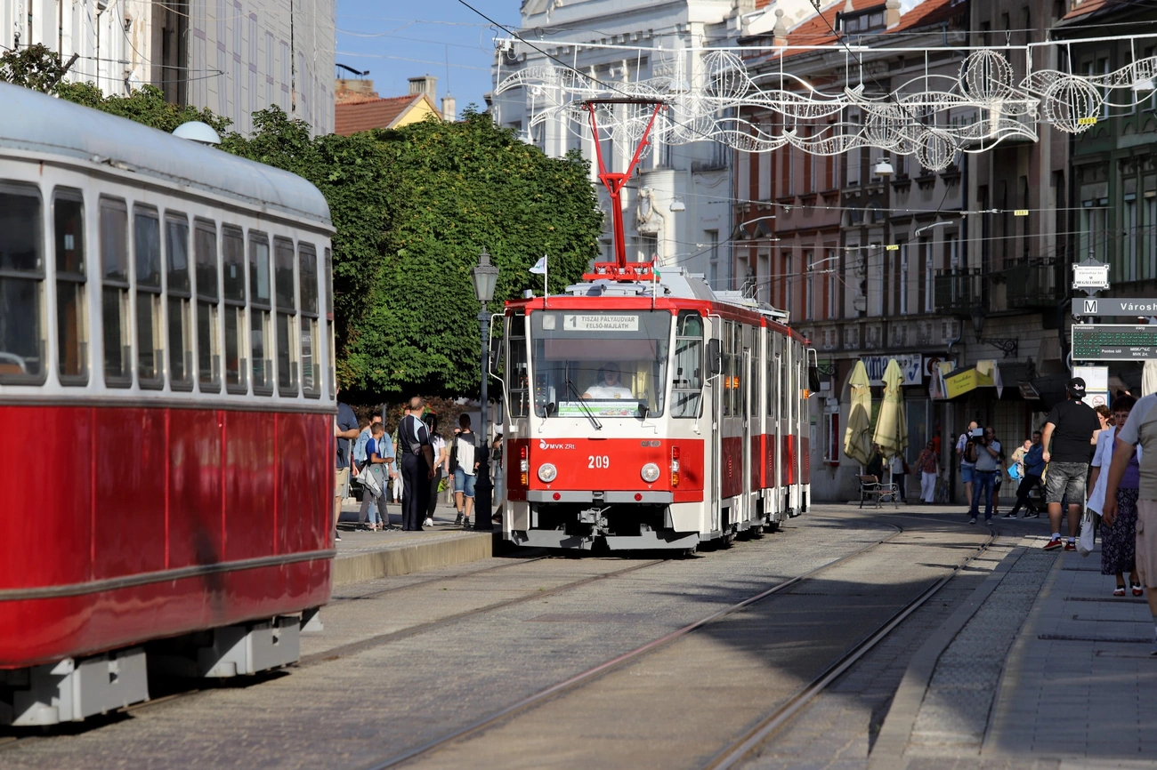 Nosztalgiaszerelvények felvonulása  