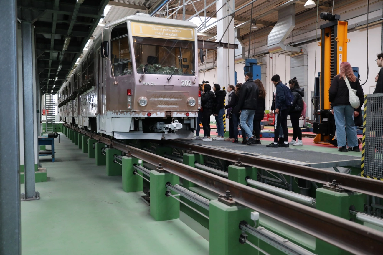 Tanítsunk Magyarországért program: látogatás az MVK-nál 