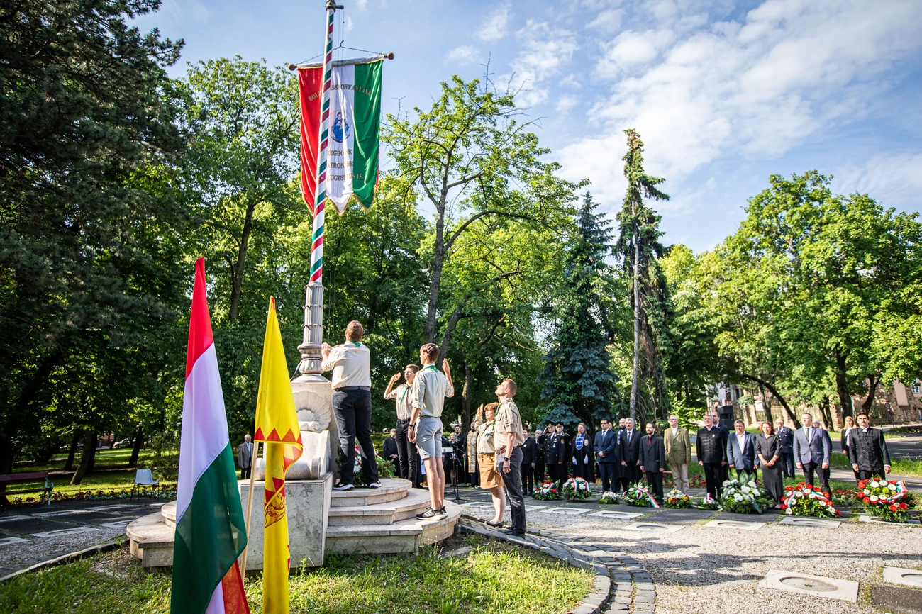 Nemzeti Összetartozás Napja megemlékezés a Népkerti országzászlónál 