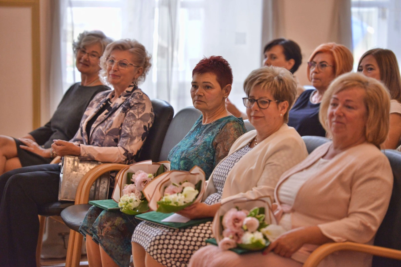 Nyugdíjba vonuló pedagógusokat köszöntenek a városházán