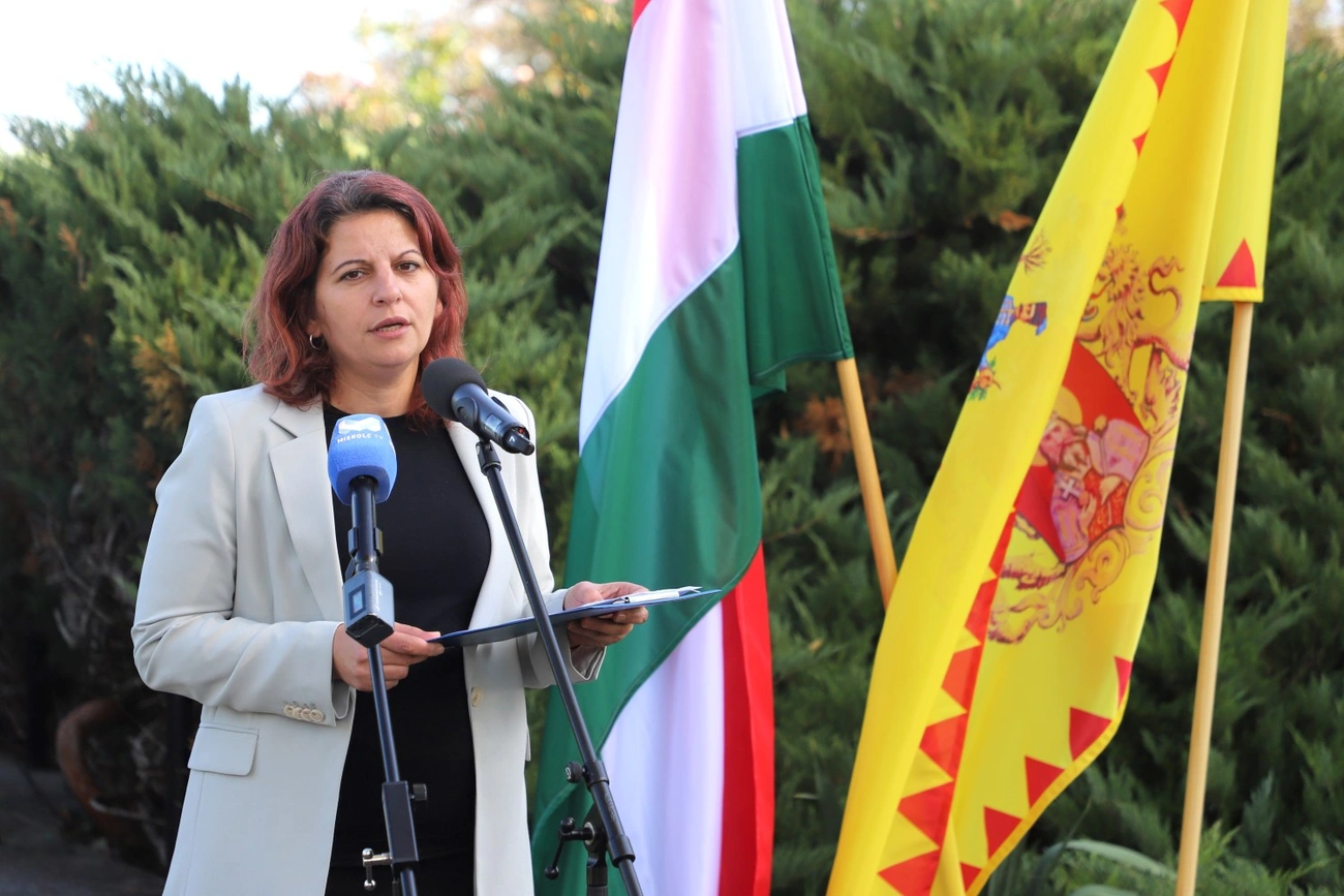 Koszorúzás és megemlékezés október 23-án Szirmán 