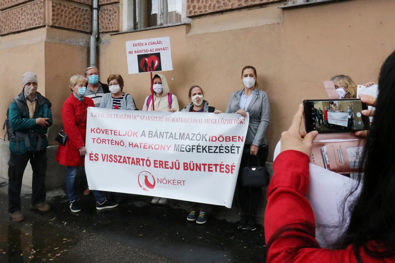 Tüntetés Orosz Bernadett tárgyalása előtt 