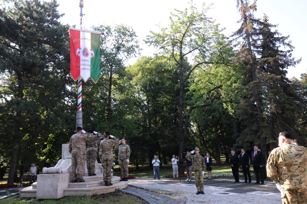 Országzászló felvonás a Népkertben 